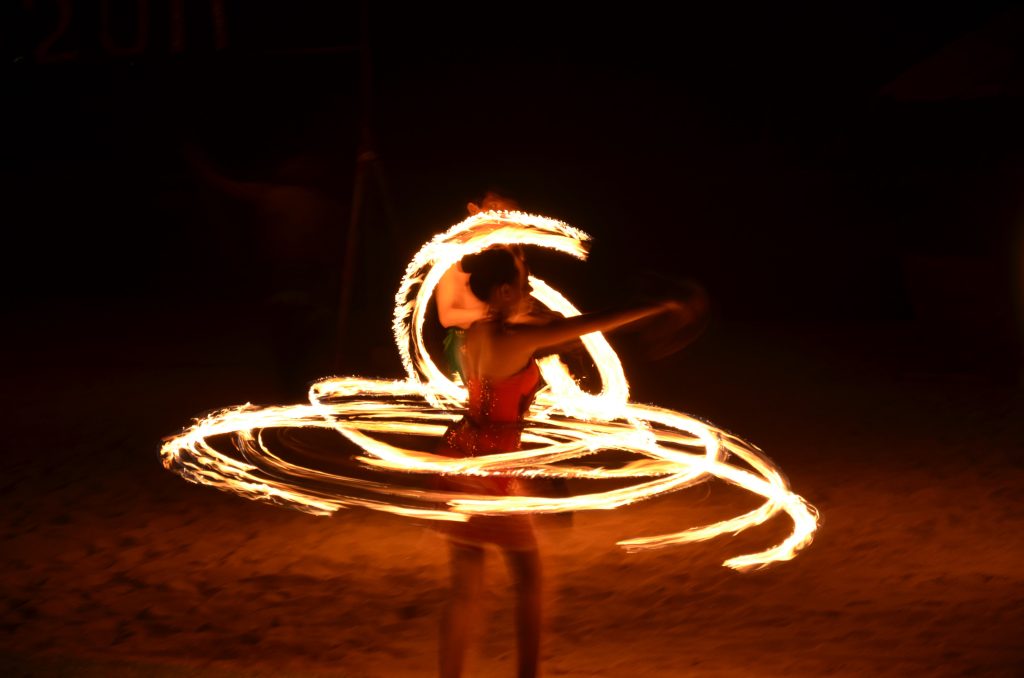 Drehende Tänzerin mit Feuer