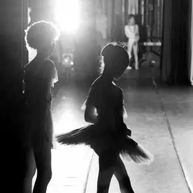 Ballettänzerin steht in der Bühnengasse