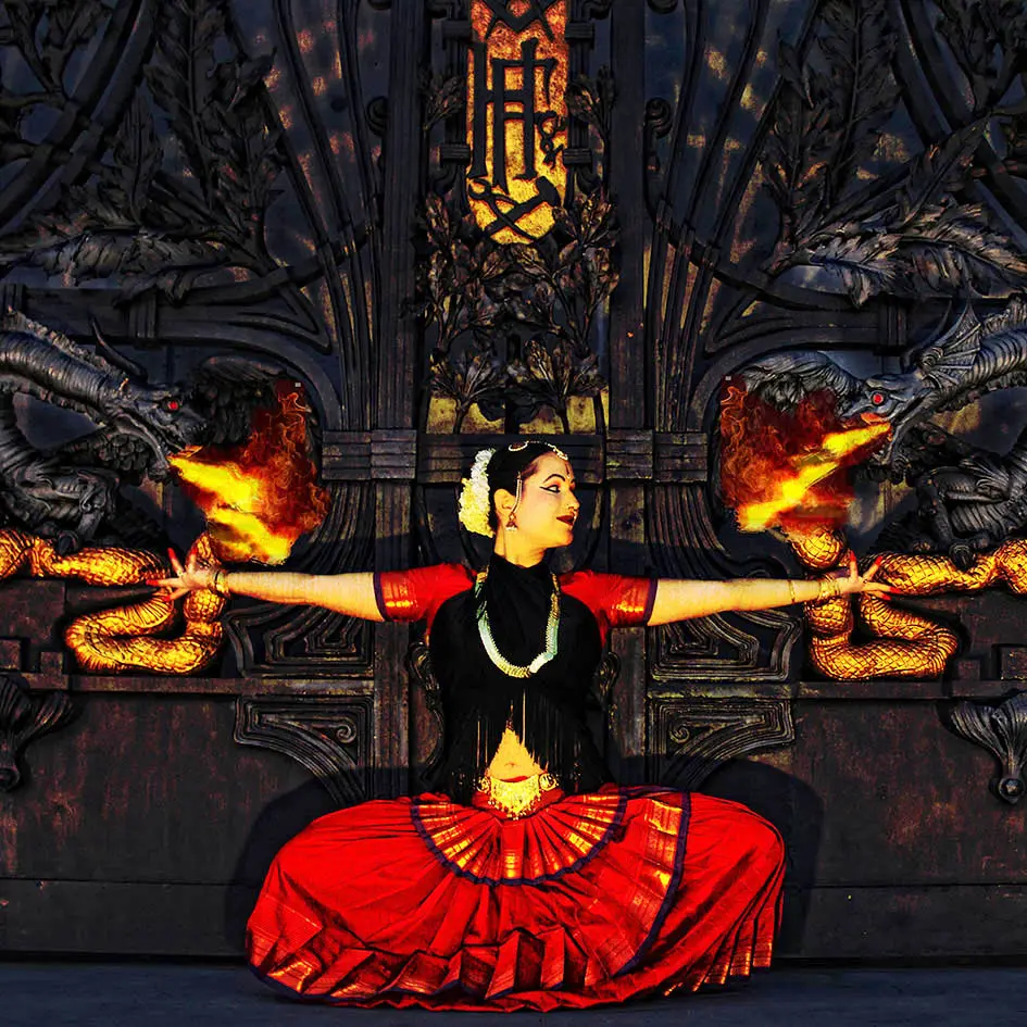 Orientalische Solo-Tänzerin Sandra Jasmin in einer Pose vor einem mit Drachen beschmückten Tor